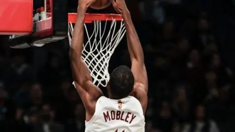 法国迎战克罗地亚预告：国际象棋灵感海报，姆巴佩领衔出征